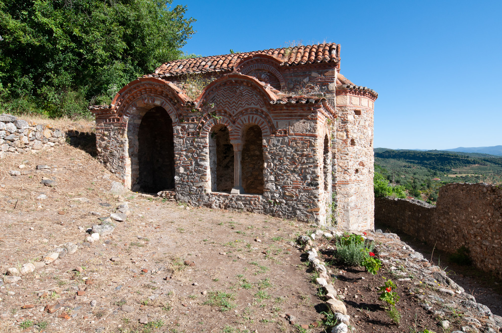 Ο ναΐσκος του Αγίου Γεωργίου από νοτιοανατολικά