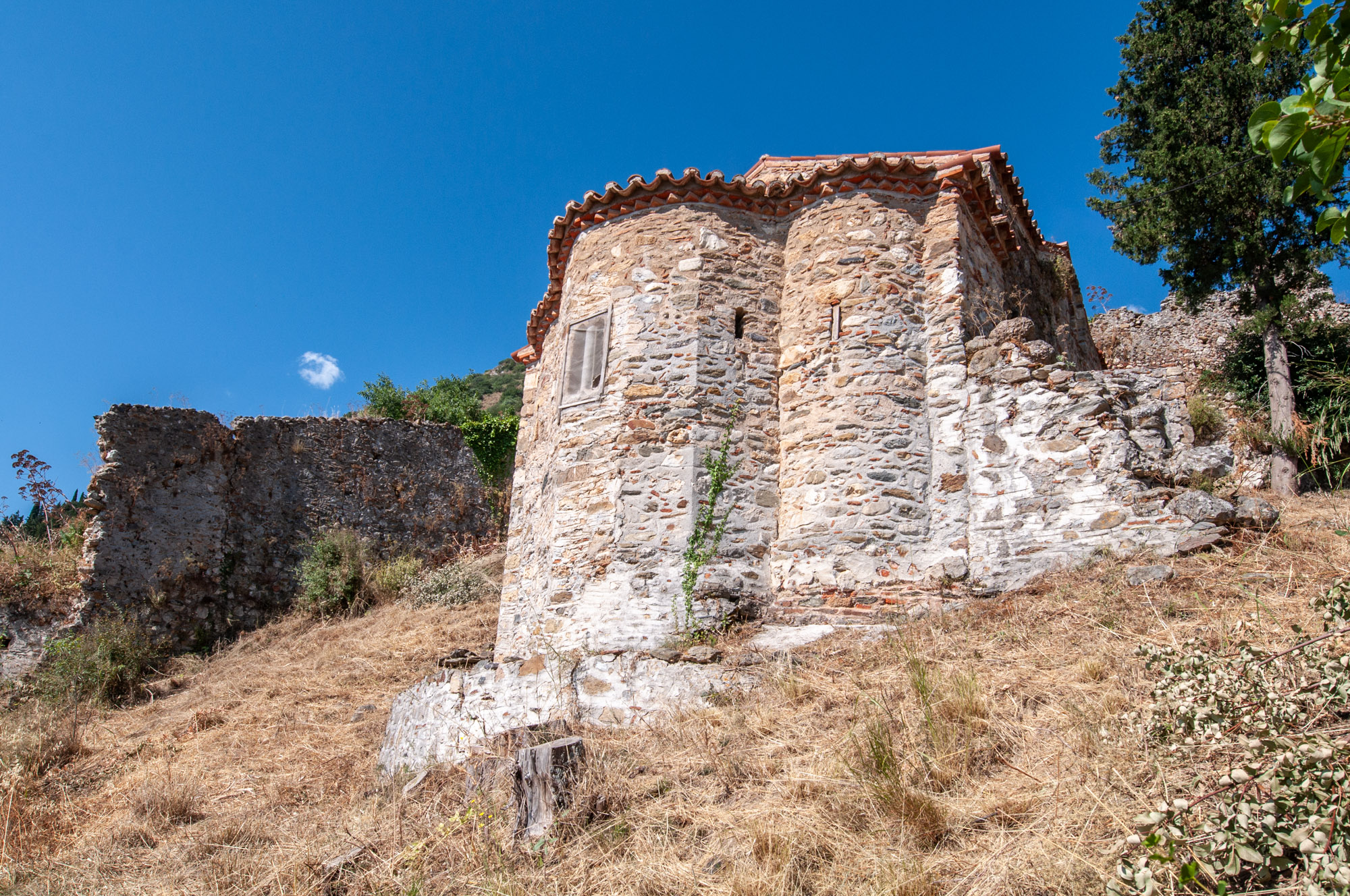 Ο ναός του Αι-Γιαννάκη από βορειοανατολικά