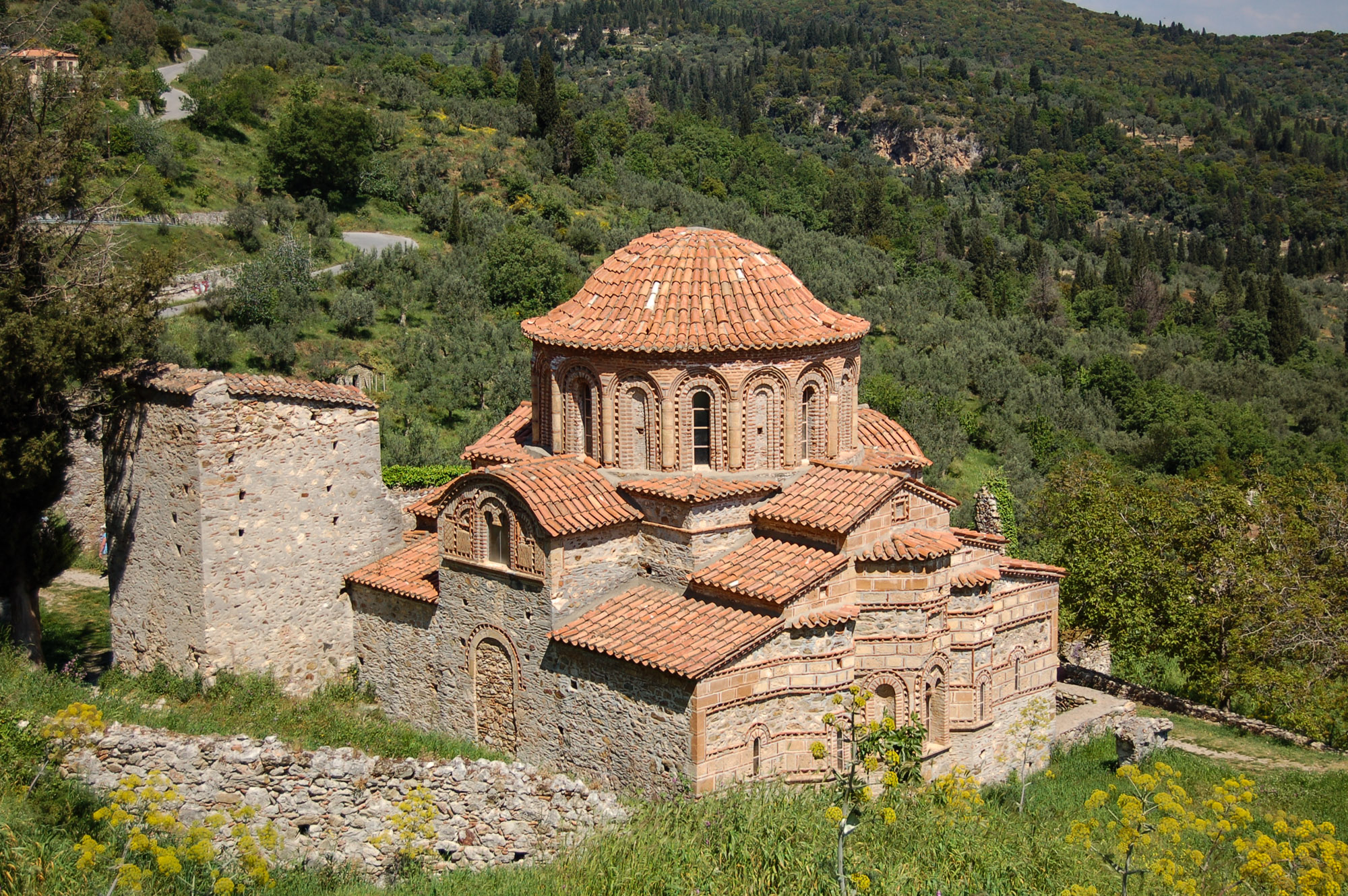 Ο ναός των Αγίων Θεοδώρων από νοτιοανατολικά