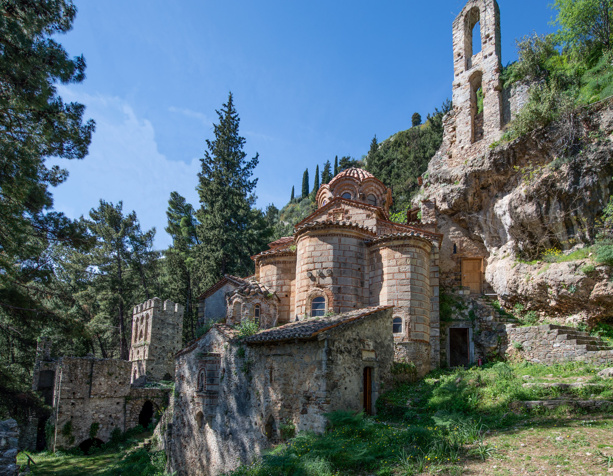 Ο ναός των Αγίων Θεοδώρων από νοτιοανατολικά